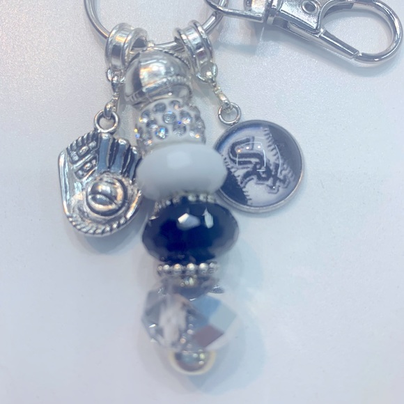 Super Cute Chicago White Sox purse pull/keychain - Picture 1 of 4